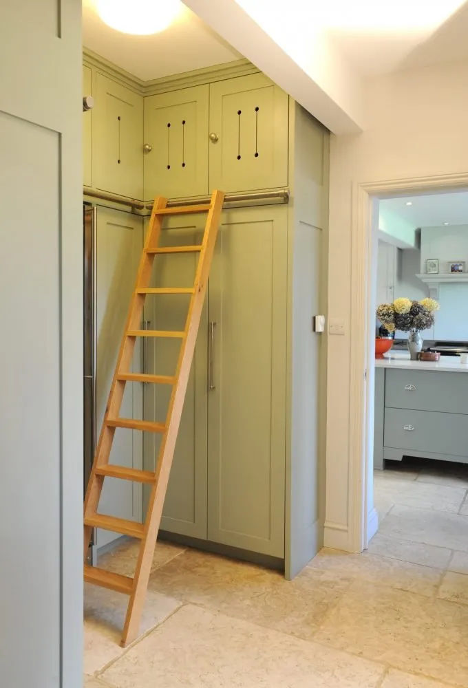 Larder with sliding ladder