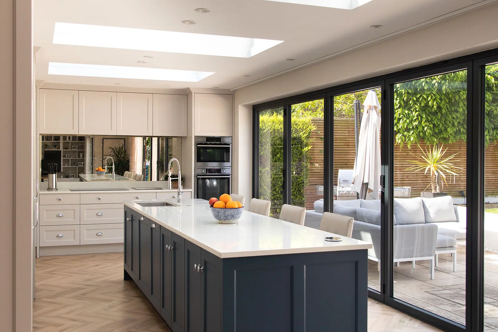 Kitchen island with large window to the garden